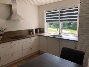 Holiday Home in Harderwijk near Veluwemeer的厨房或小厨房