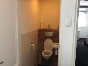 Holiday Home in Harderwijk near Veluwemeer的一间浴室