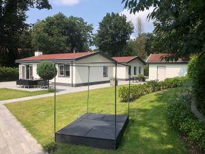 Holiday Home in Harderwijk near Veluwemeer外面的花园