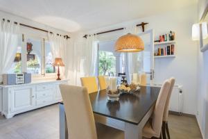 a dining room with a table and chairs at Can Botana 8 in Cala de Sant Vicenc