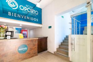 un ingresso a un negozio con un cartello blu sul muro di Ayenda Oporto Suites a Cúcuta