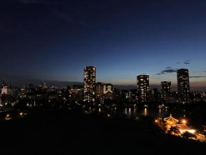 東京にあるアパホテル〈京成上野駅前〉の夜の市街の景色を望めます。