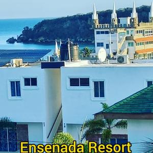 un edificio blanco con vistas al océano en Ensenada Resort, en Punta Rucia