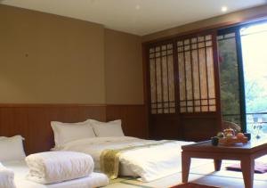 Tempat tidur dalam kamar di Beautyage Spring Hotel