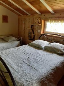 En eller flere senge i et værelse på Au petit coin western