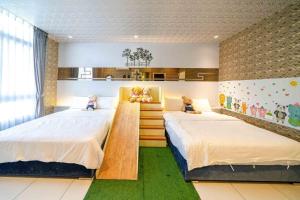 1 dormitorio con 2 camas con ositos de peluche en Vanilla forest, en Dongshan