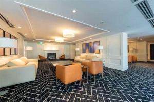 une chambre d'hôtel avec des canapés, des chaises et une cheminée dans l'établissement Stylish Downtown Toronto Residential Hotel, à Toronto