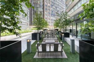 una fila de mesas y bancos en un edificio en Stylish Downtown Toronto Residential Hotel, en Toronto