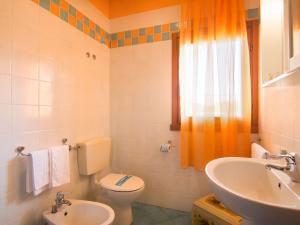 Belvilla by OYO Quadrilocale Solmare a Rosolina في روسولينا: حمام مع مرحاض ومغسلة