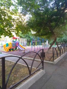 un parque con un parque infantil con un parque de juegos colorido en Guest House Armina en Ereván