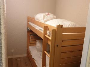 Łóżko piętrowe w niewielkim pokoju z łóżkiem w obiekcie Studio Corrençon-en-Vercors, 1 pièce, 4 personnes - FR-1-515-100 w mieście Corrençon-en-Vercors