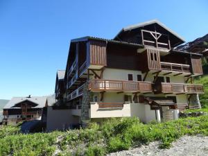 蒙德朗的住宿－Appartement Les Deux Alpes, 2 pièces, 4 personnes - FR-1-516-145，山丘上带木制阳台的大房子