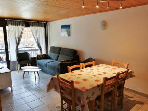 a living room with a table and a couch at Appartement Les Deux Alpes, 2 pièces, 6 personnes - FR-1-516-161 in Les Deux Alpes