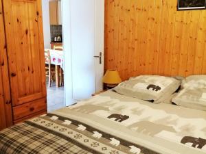 a bedroom with a bed in a room with wooden walls at Appartement Les Deux Alpes, 2 pièces, 6 personnes - FR-1-516-161 in Les Deux Alpes