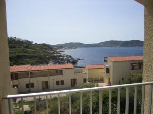 een balkon met uitzicht op het water bij Motel Saint Francois in Calvi