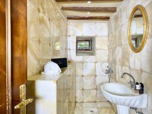 uma casa de banho com um lavatório e um espelho em Archontika Karamarlis em Makrinitsa