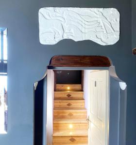 um quarto com uma escada com uma porta branca em Archontika Karamarlis em Makrinitsa