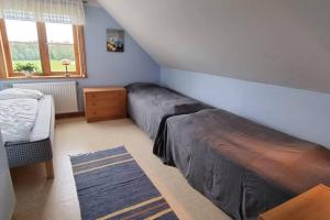 1 dormitorio con 1 cama, vestidor y ventana en Lantligt hus på Knohult en Aneby