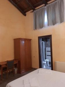 - une chambre avec un lit, une armoire et une fenêtre dans l'établissement Palazzo Marzano, à Briatico