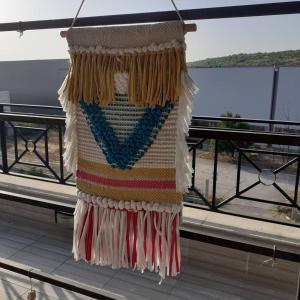 una bufanda colgada en un balcón con vistas en Alexander Hotel en Asenovgrad