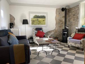 een woonkamer met een bank en stoelen en een open haard bij Art & Breakfast in Ripabottoni