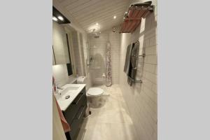 Ванная комната в Cottage perfect for short time rent