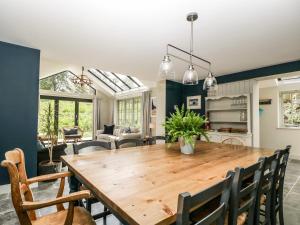 a kitchen and dining room with a wooden table and chairs at Hillside Cottage in Shaftesbury