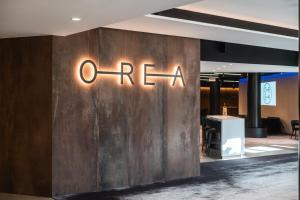 布拉格OREA Hotel Pyramida Praha的大堂墙上的歌剧标语
