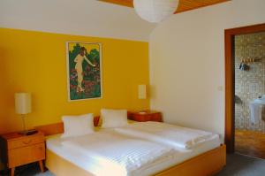 Schlafzimmer mit einem Bett mit Wandgemälde in der Unterkunft Haus Marianne in Millstatt
