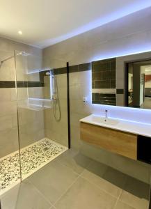 bagno con doccia, lavandino e specchio di La Listrella Residence & Spa a Monticello