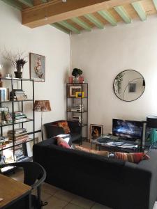 una sala de estar con un sofá y una mesa en Appartement Arles Centre Historique, en Arles