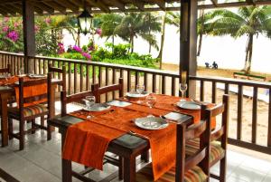 Restoran või mõni muu söögikoht majutusasutuses Playa de Oro Lodge
