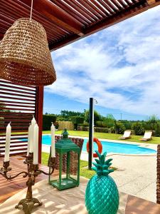 un patio con una mesa con una lámpara y una piscina en Dream Big, en Barcelos