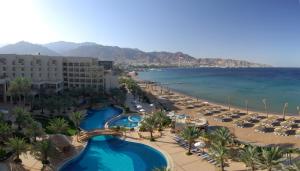 uma vista para um resort com uma praia e o oceano em InterContinental Aqaba, an IHG Hotel em Aqaba