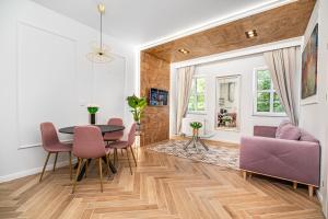 a dining room with a table and chairs at BanApart Exclusive Apartments in Zgorzelec