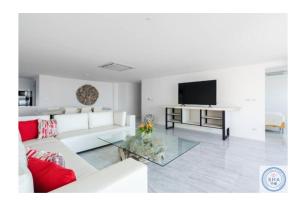 TV a/nebo společenská místnost v ubytování Panorama Samui Residences