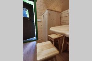 małą drewnianą kabinę ze stołem i oknem w obiekcie Heksenhuis w mieście Goebelsmuhle