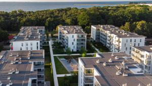 een luchtzicht op appartementsgebouwen bij het water bij Rio de Mare - Nadmorze Apartments in Gdańsk