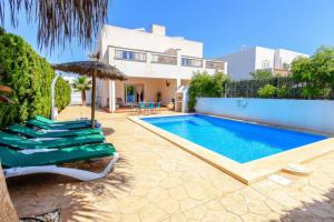 Bazén v ubytování Villa Dunas in Cala Dor nebo v jeho okolí