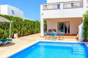 Bazén v ubytování Villa Dunas in Cala Dor nebo v jeho okolí