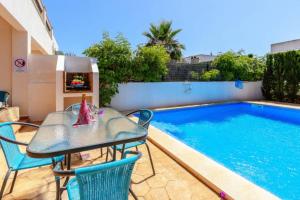 Bazén v ubytování Villa Dunas in Cala Dor nebo v jeho okolí