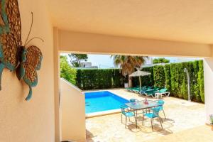 Bazén v ubytování Villa Dunas in Cala Dor nebo v jeho okolí