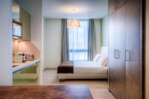 ein Hotelzimmer mit einem Bett und einem Fenster in der Unterkunft Forte16 View & SPA in Florenz