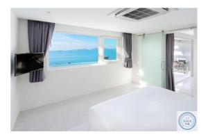 TV a/nebo společenská místnost v ubytování Panorama Samui Residences