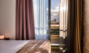 sypialnia z łóżkiem i oknem z widokiem w obiekcie Forte16 View & SPA we Florencji