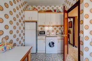 a kitchen with a washing machine and a washer at Finca Victoriana Riaza in Riaza