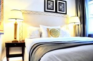 Łóżko lub łóżka w pokoju w obiekcie MONDRIAN Luxury Suites & Apartments Old Town