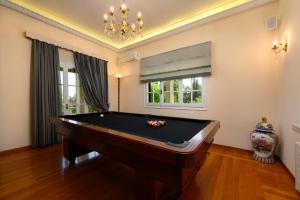 Biliardový stôl v ubytovaní Grand Villa Roubana