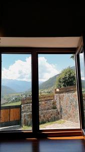 Vista generica sulle montagne o vista sulle montagne dall'interno dell'affittacamere