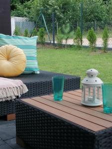 a wooden table with green glasses on top of a table at Domek Ostoja rodzinna u Grzybka in Nadole